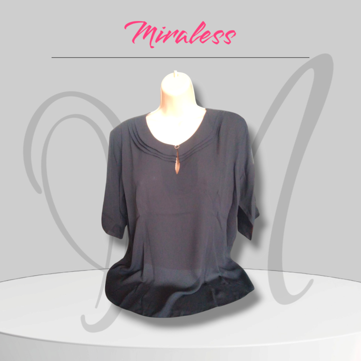 Blusa Negra con Detalle Colgante