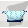 Bolso de mano azul y blanco